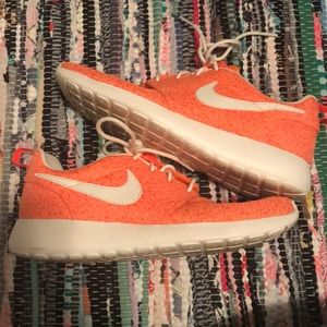 Great Condition Nike Roshe Runs